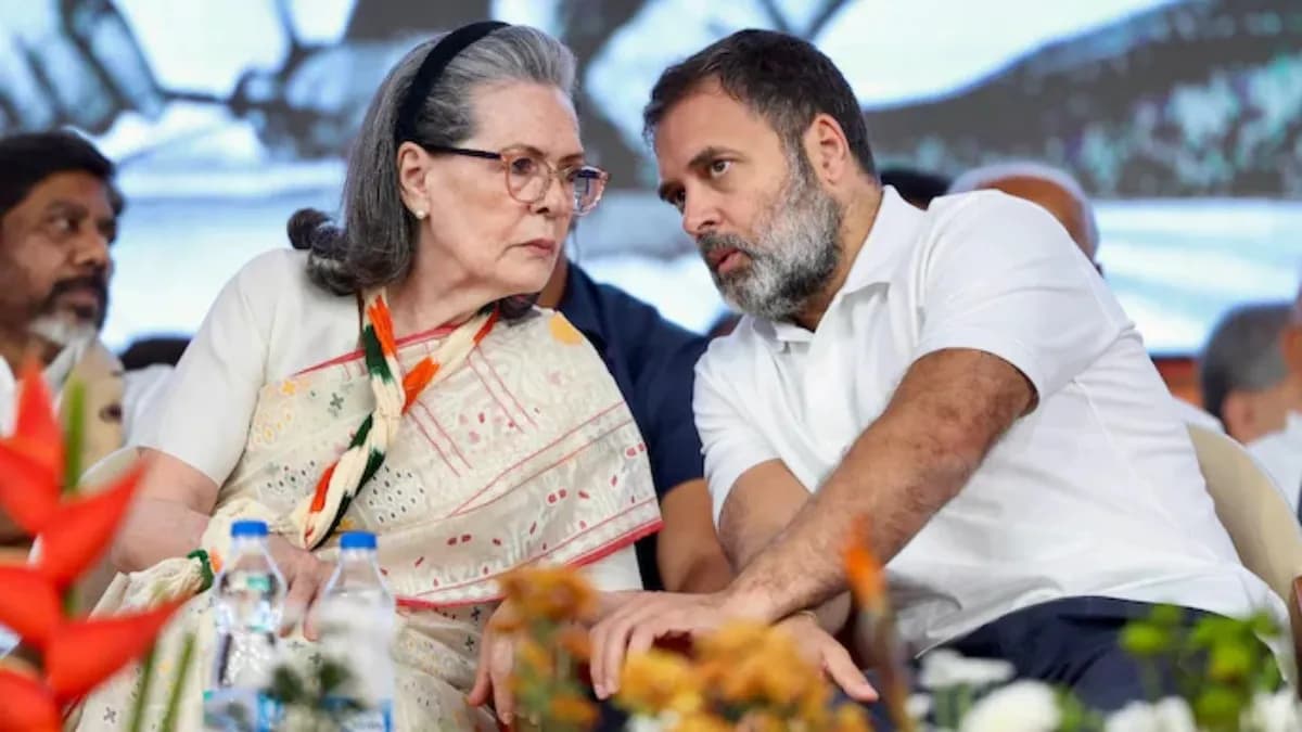 Police Complaint Filed Against Sonia Gandhi and Rahul Gandhi Over Vande Mataram