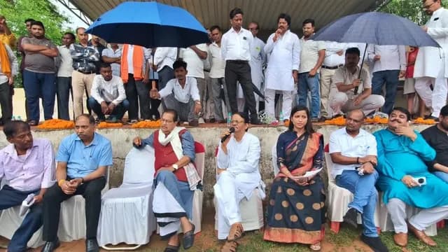 Congress Leader Yogendra Sao Hosts Workers' Conference Amid Alliance Controversy